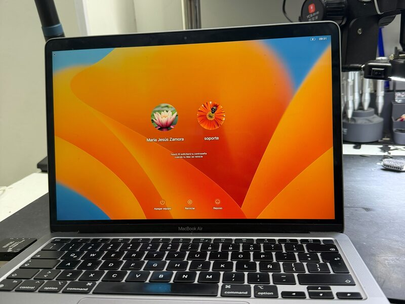 MacBook Air con la pantalla funcionando en el taller de MovilFixG, después de reparar una falla de imagen