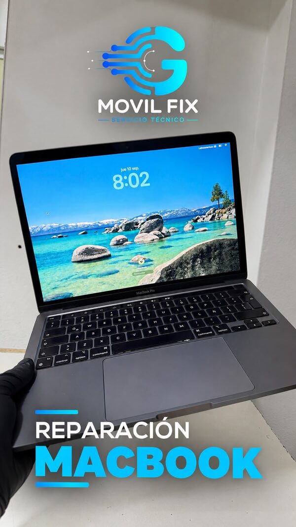 MacBook Pro encendido en el taller de MovilFixG después de su reparación
