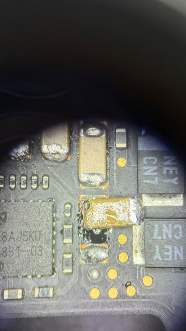 Circuito de backlight de iPhone visto al microscopio