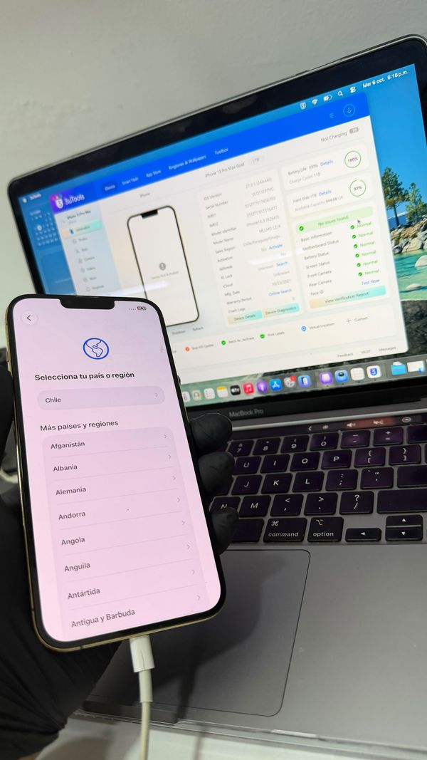 iPhone conectado a un Mac durante una restauración